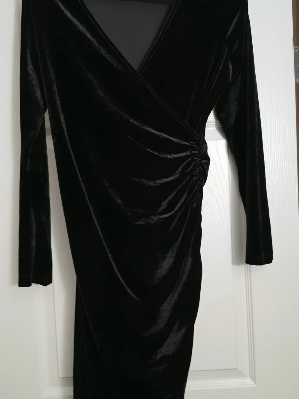 Med Black Velvet Long-Sleeve Ruched Wrap Dress